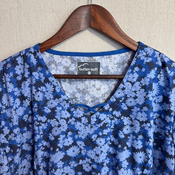 Butter-Soft Scrub Top Size XL Blue Floral V-Neck Short Sleeve with Pockets - Picture 2 of 13